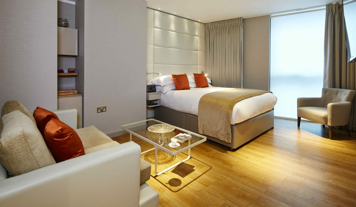 cheval-three-quays-executive-studio-bedroom-reception-01