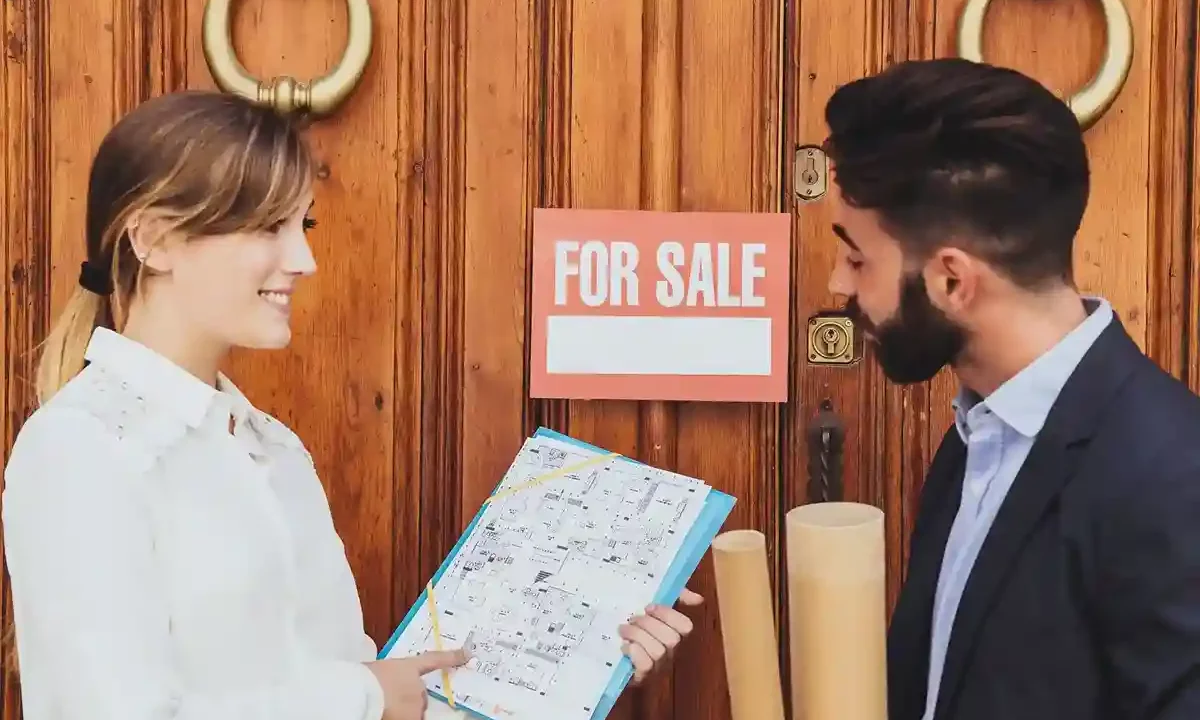 a woman selling property in London